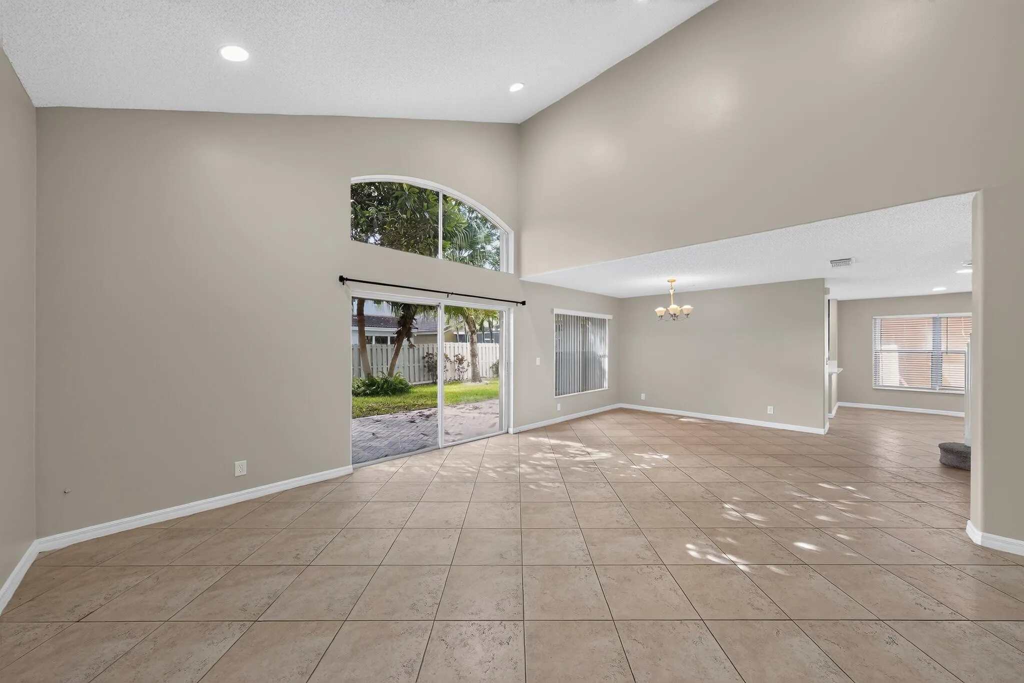 08_5287_SW_38th_Way-Living_room-7195