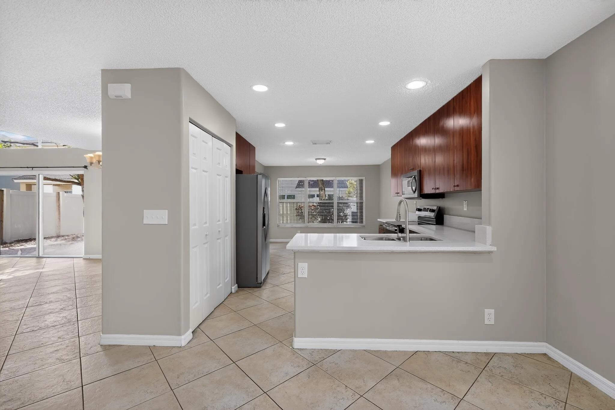 14_5287_SW_38th_Way-Kitchen-7200