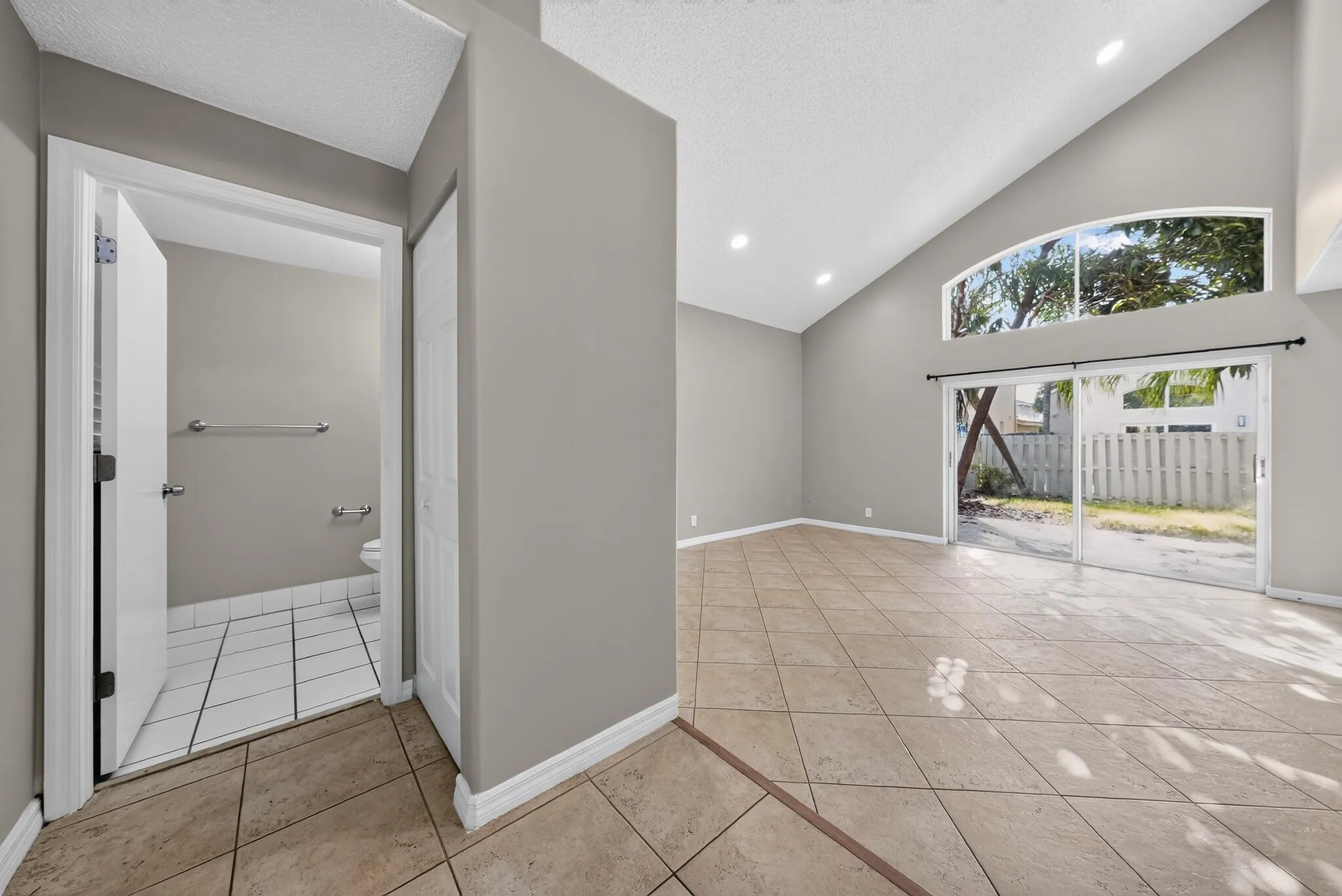 06_5287_SW_38th_Way-Living_room-7193