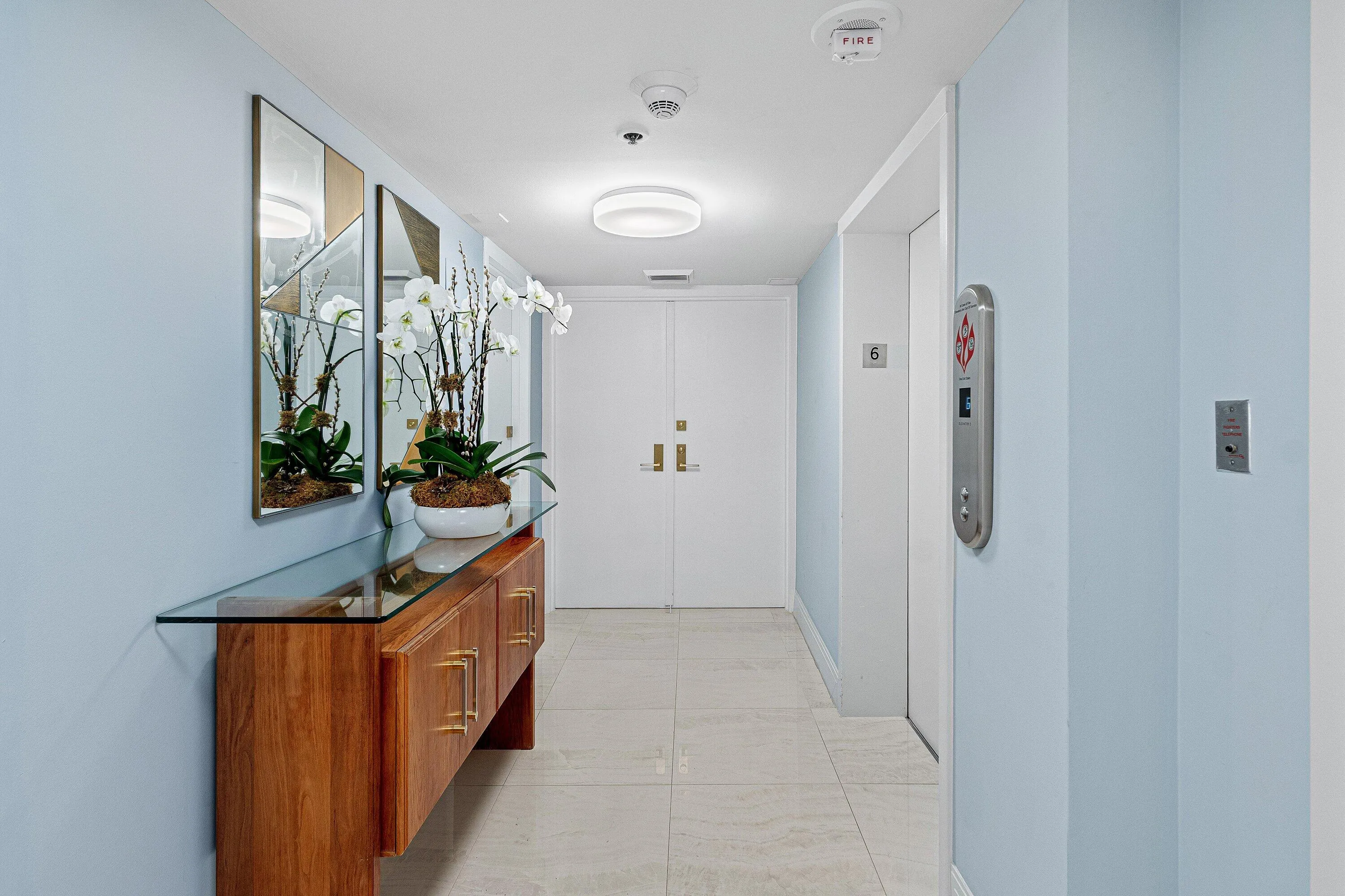 Semi-Private Elevator - 2 Condo per floor