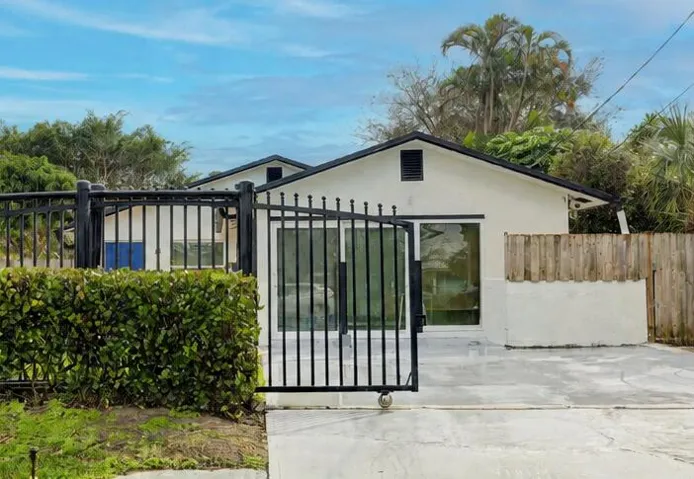Front with Gate