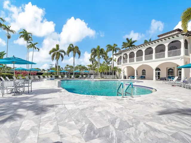 Beatiful Community Pool Right Down The Street