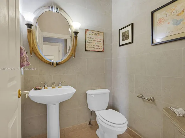 1/2 Bathroom