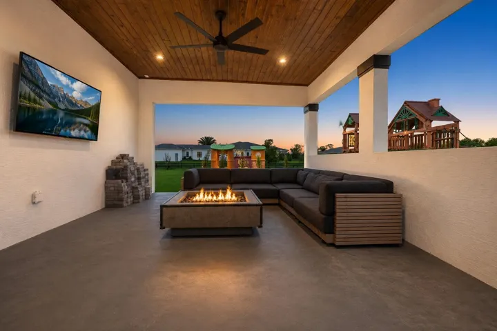 Covered lounge2