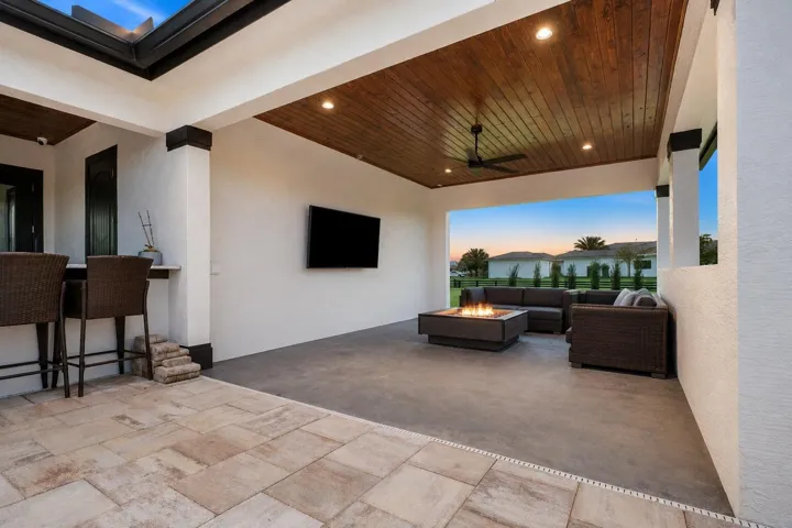 Covered lounge2