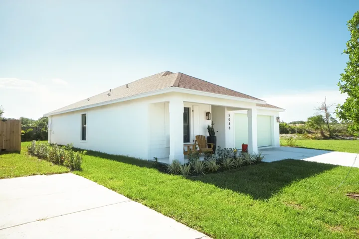 Left corner elevation view