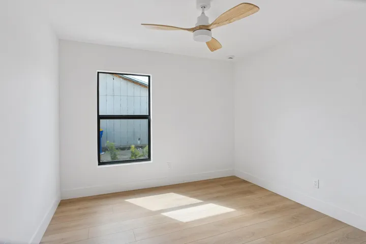 Middle bedroom