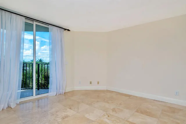 guest bedroom-vacant
