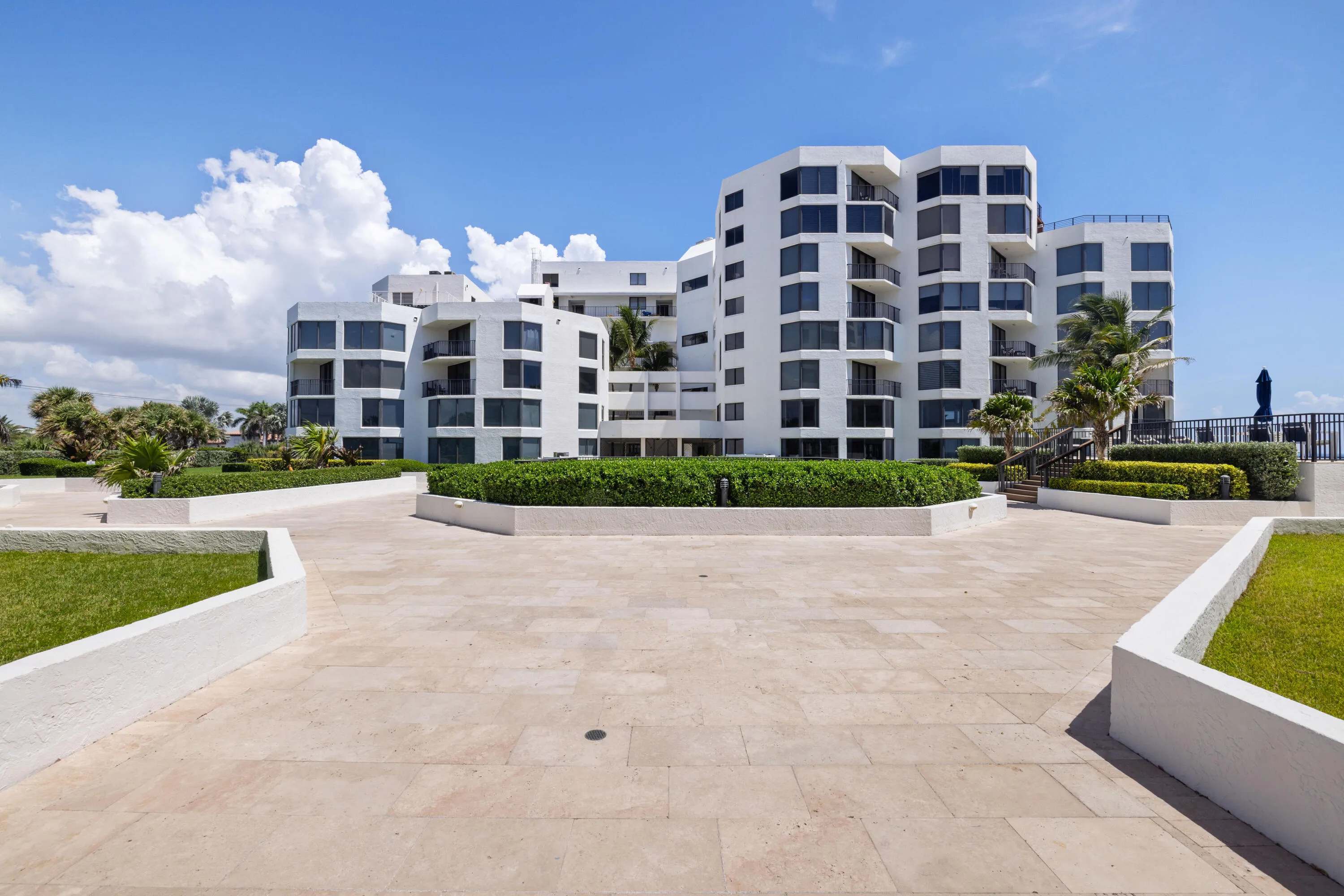 TOWNHOUSES OF HIGHLAND BEACH FRONT