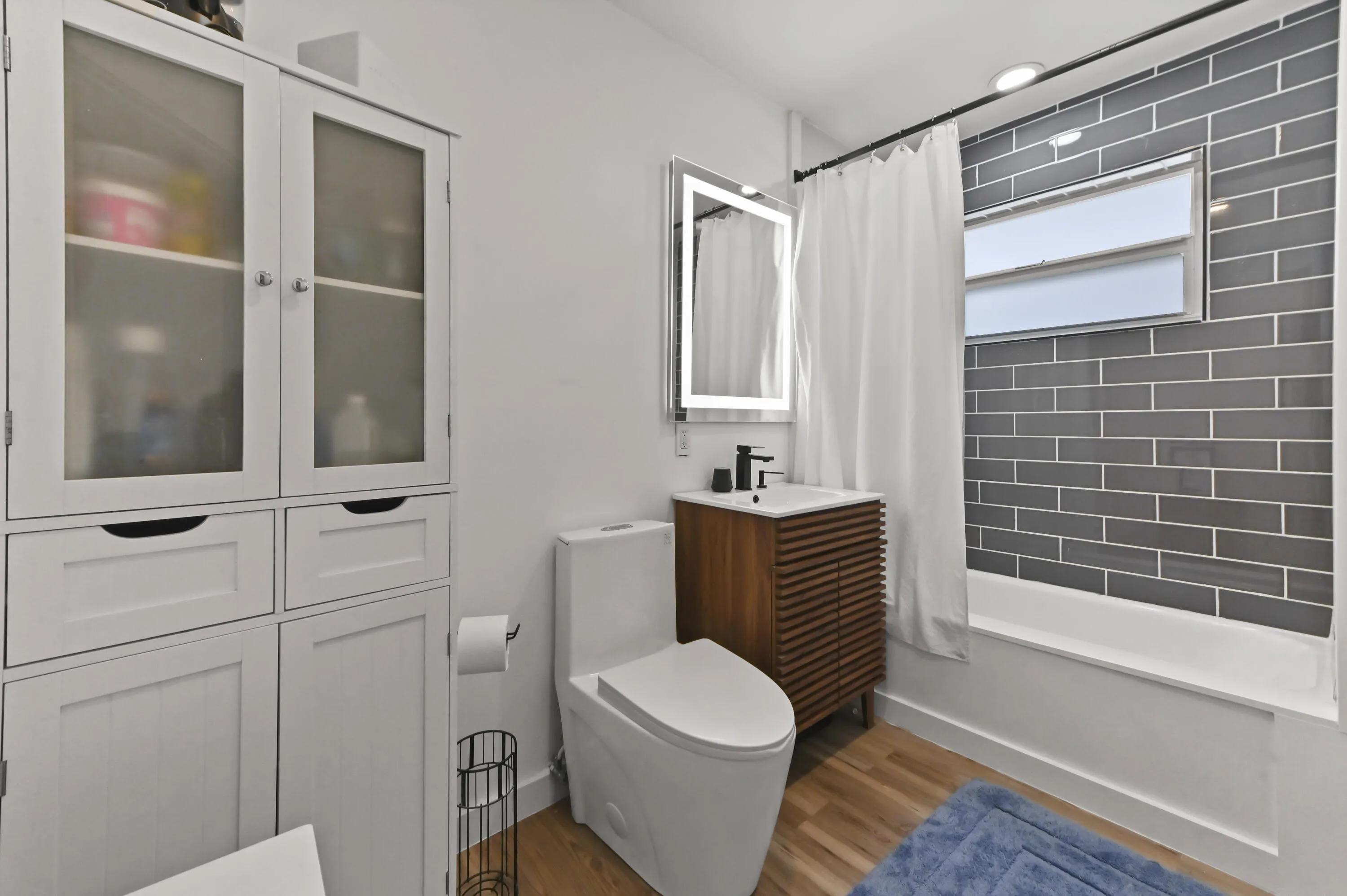 21 Bathroom 01