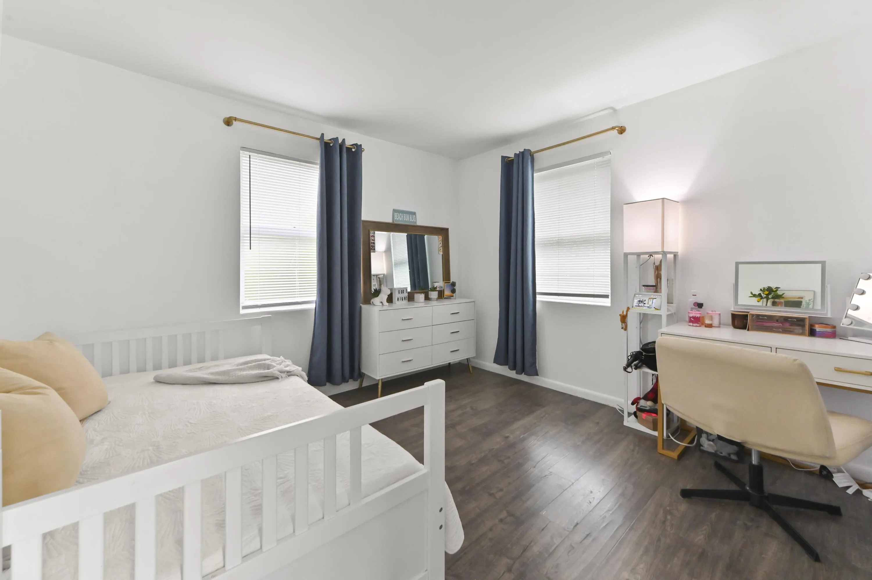 27 Bedroom 05