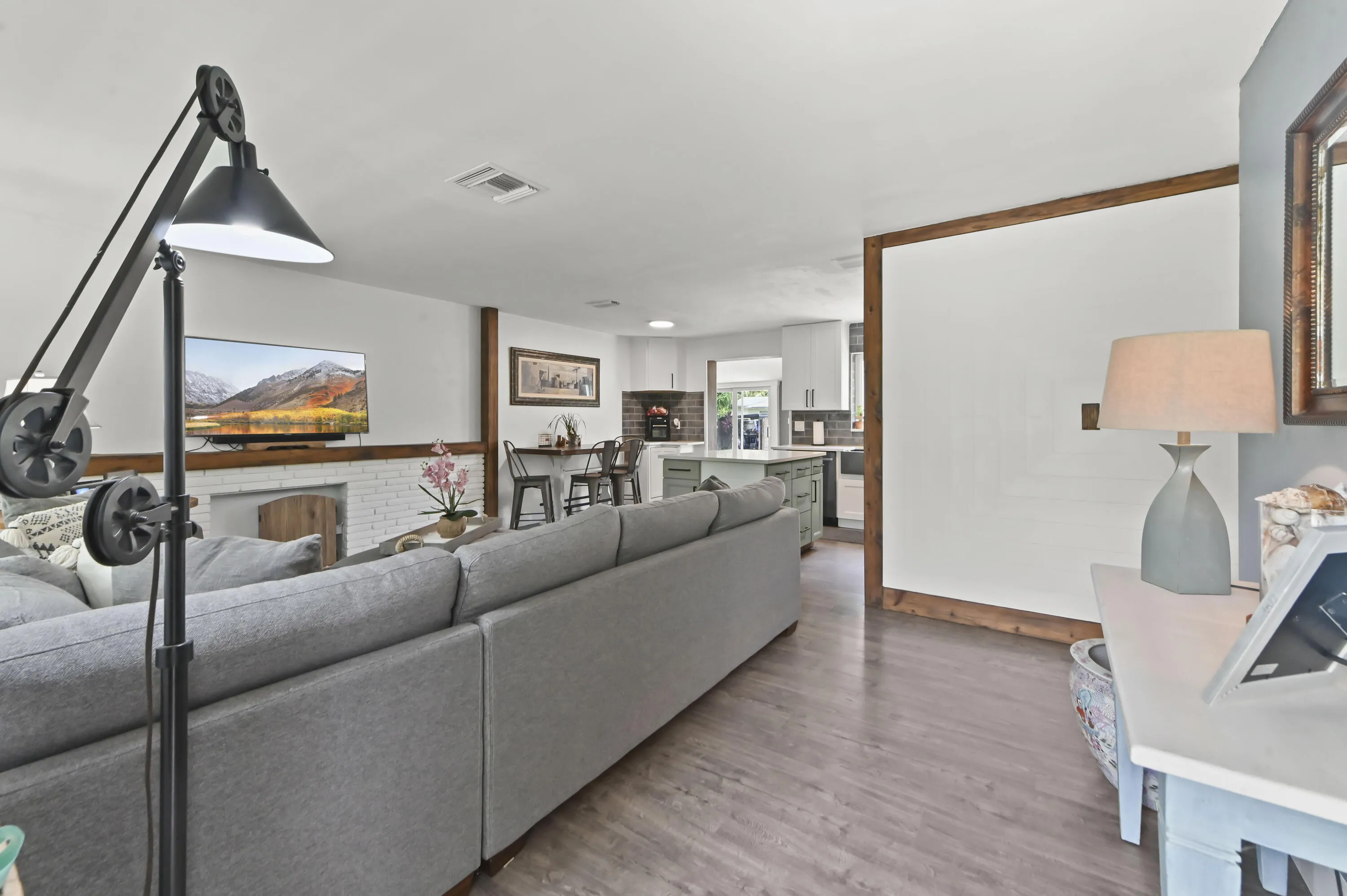 05 Living Room 01