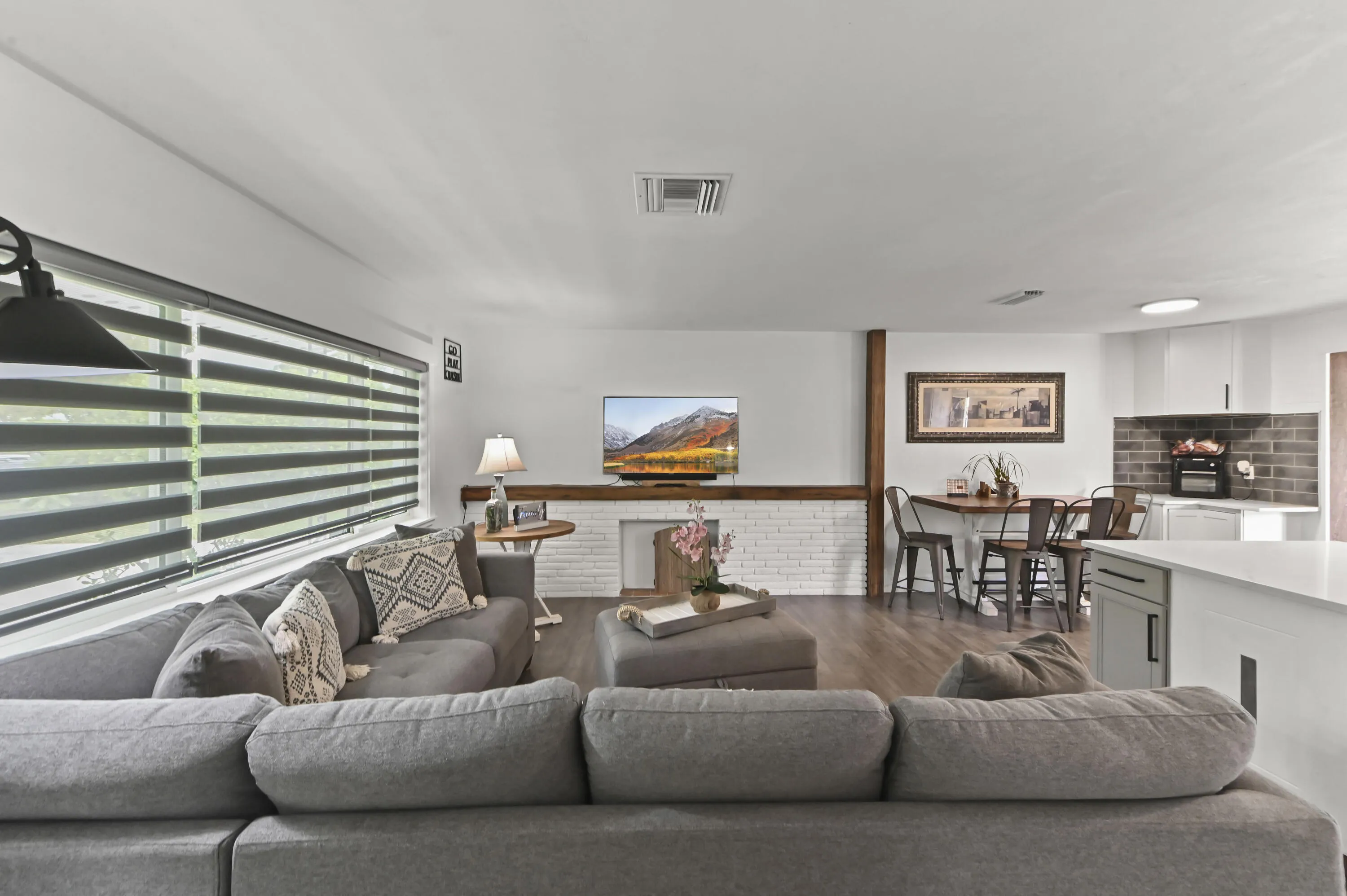 06 Living Room 02