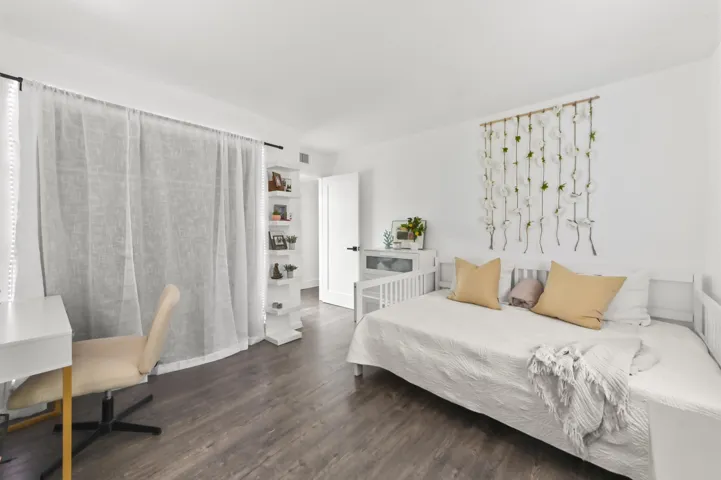 27 Bedroom 01