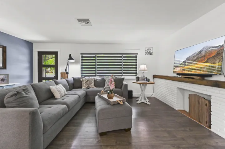 08 Living Room 04