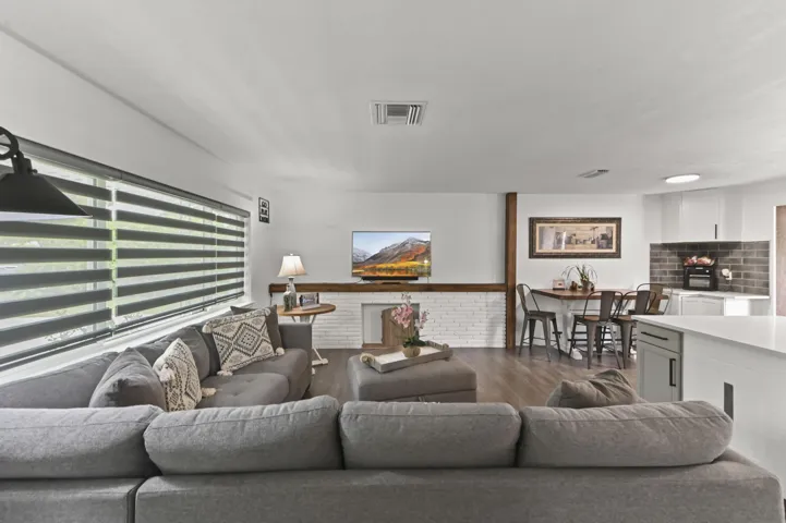 06 Living Room 02