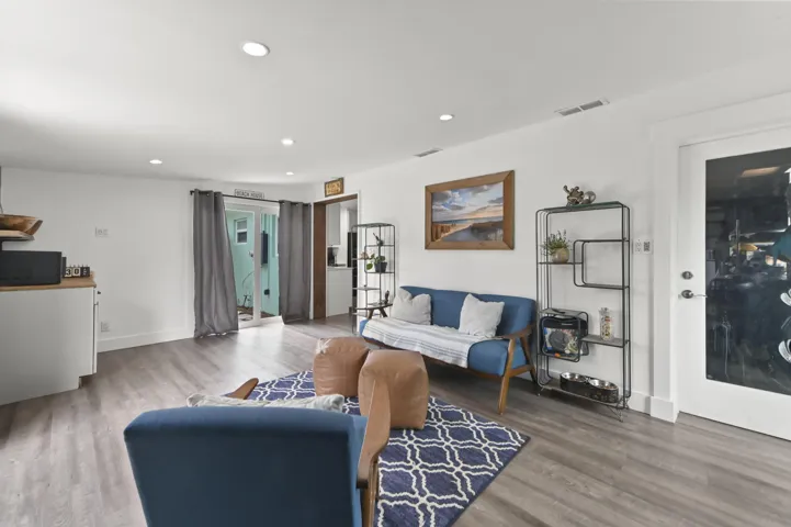 30 Family Room 02