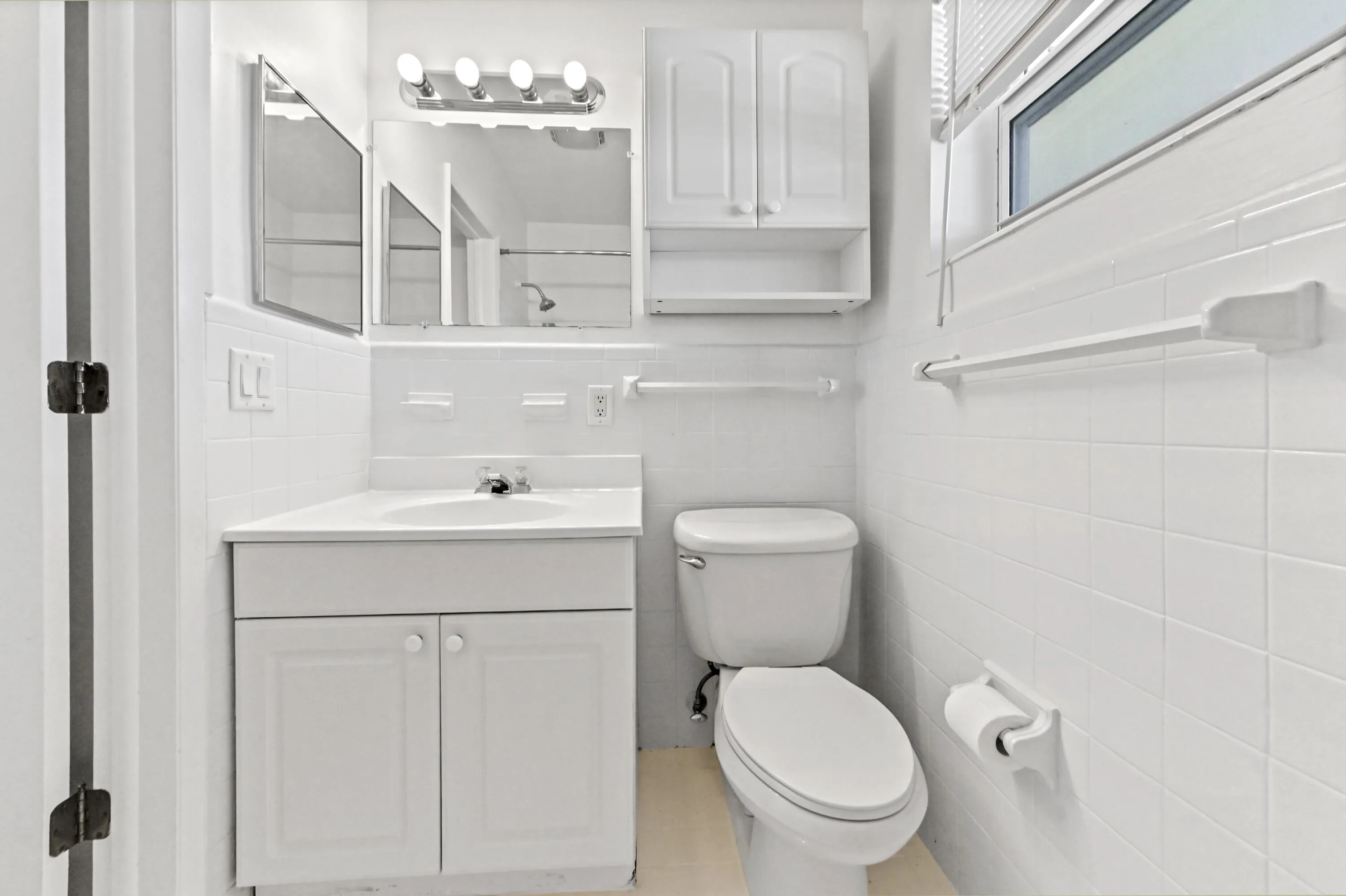 24 Bathroom 02