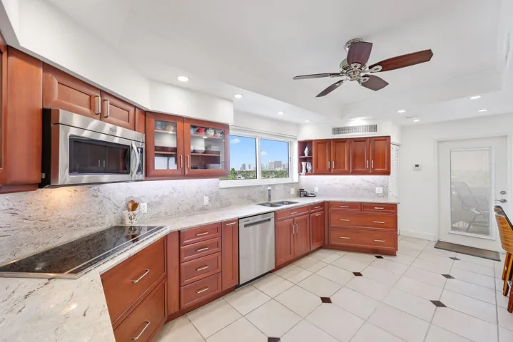 333 Sunset Dr 501