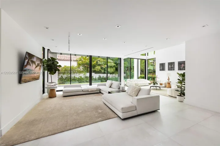 Living room / dning area