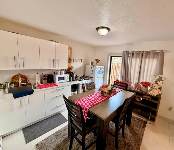 Efficiency Kitchen/dinning area