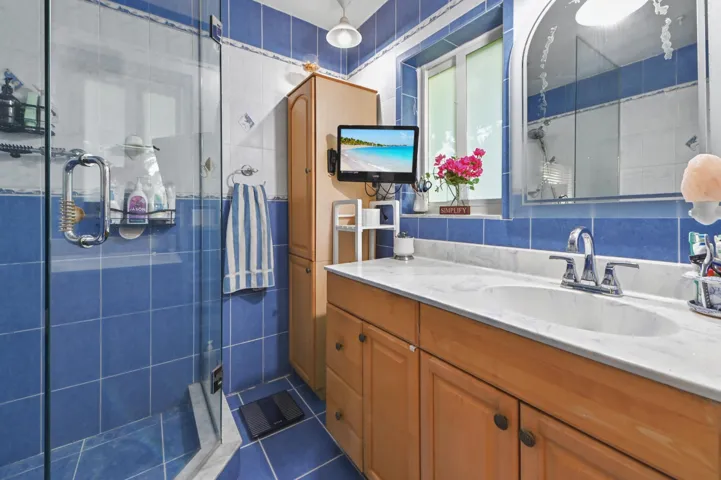 37 Bathroom 03