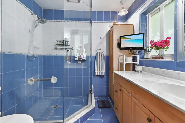 38 Bathroom 04
