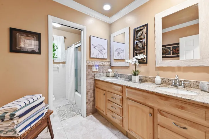 30 Bathroom 01