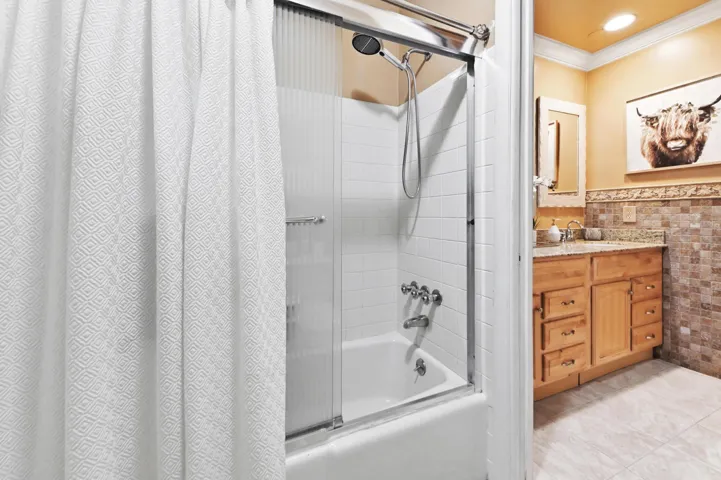 31 Bathroom 02