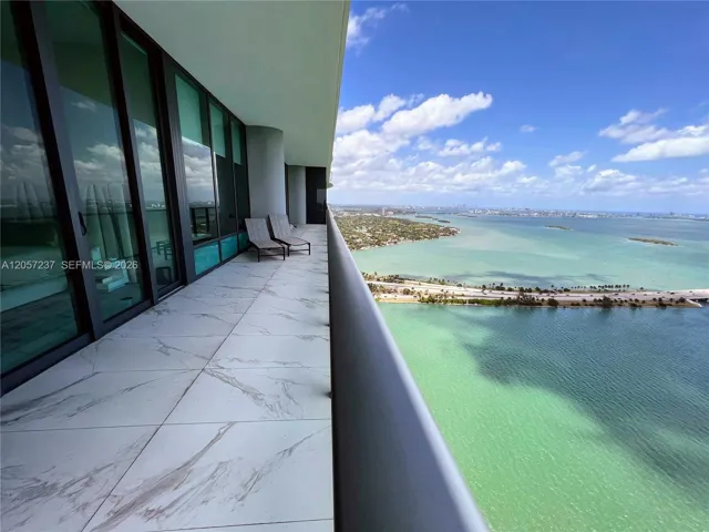 Huge balcony from one end to the other. Privacy