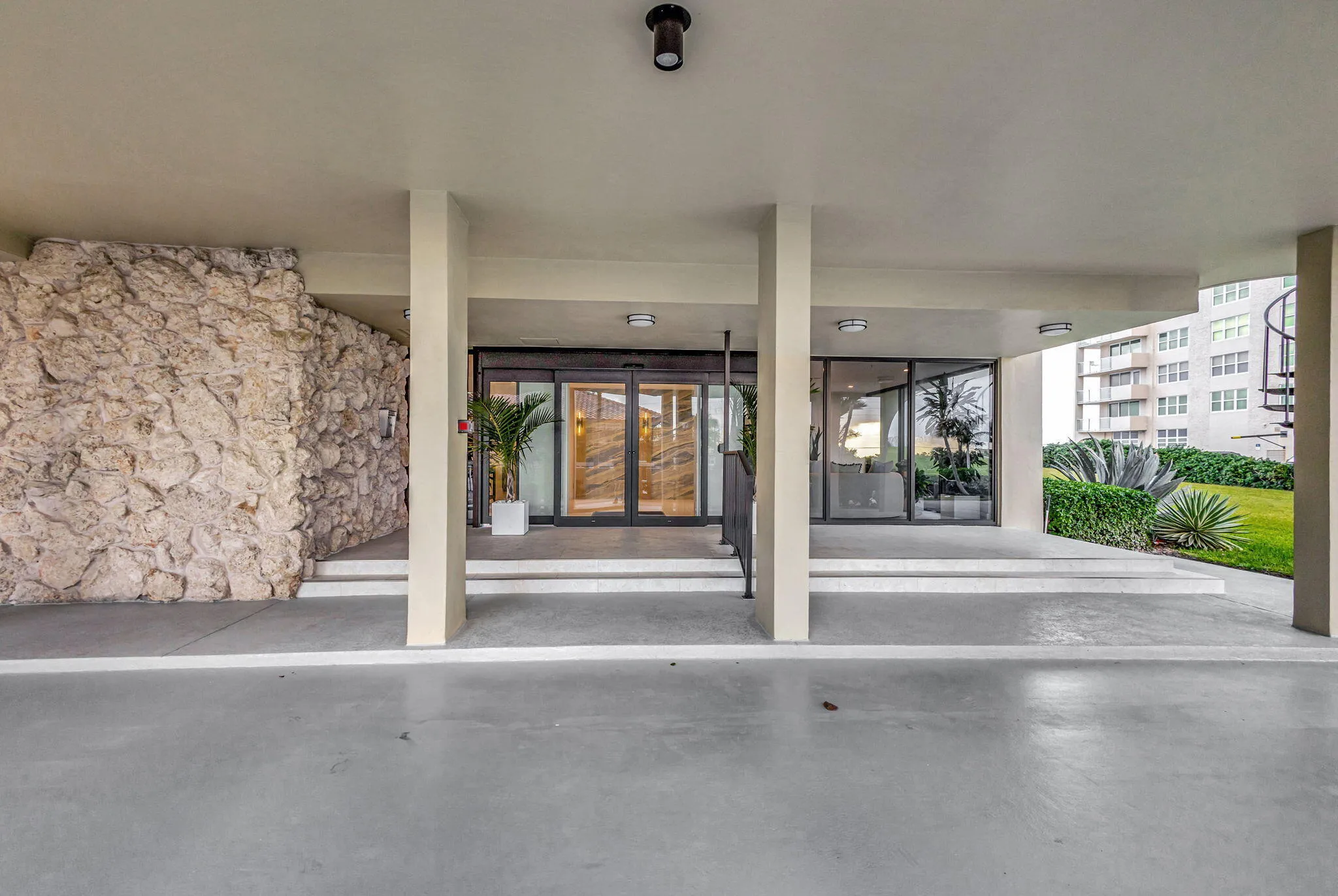 5460 N Ocean Drive 7c