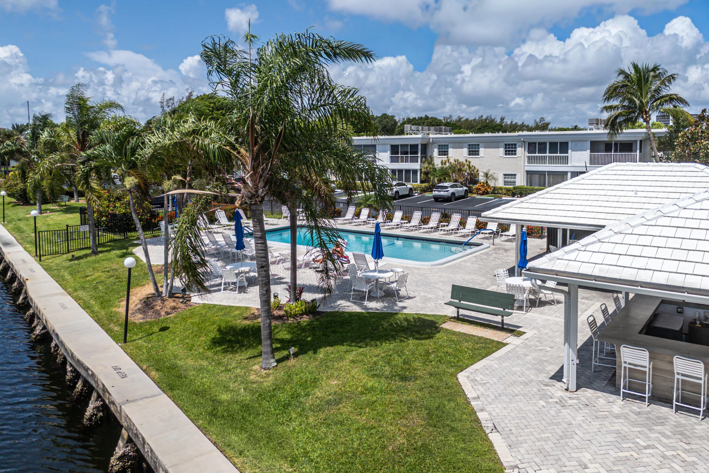 Rec 4 pool and bar with grills at intracoastal waterways.
