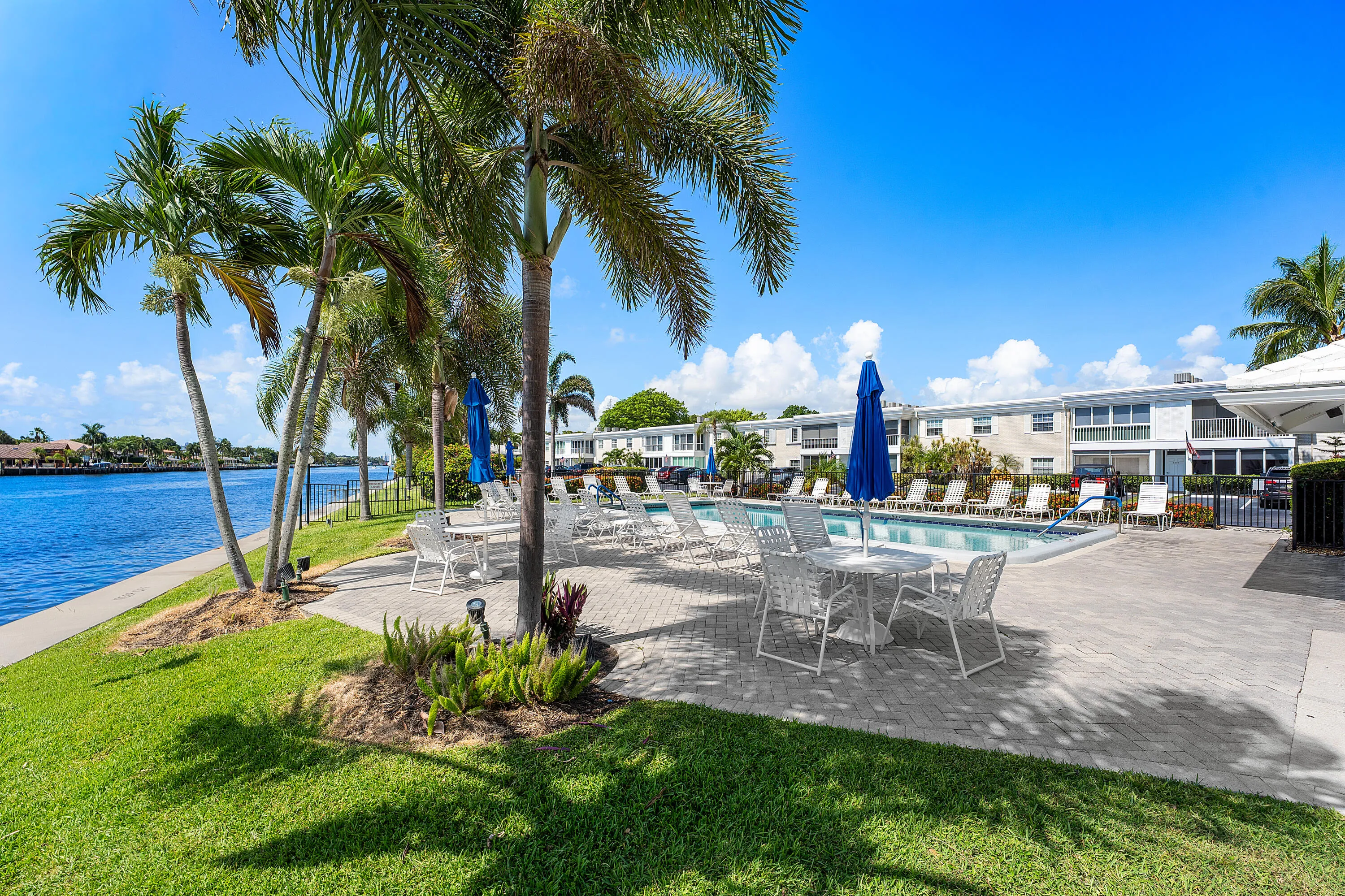Rec 4 pool and bar with grills at intracoastal waterways.