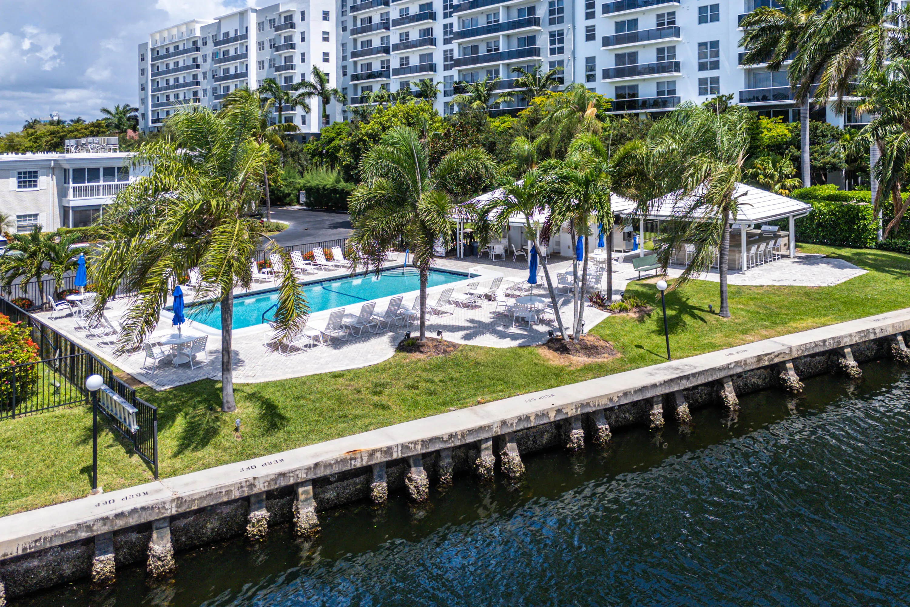 Rec 4 pool and bar with grills at intracoastal waterways.