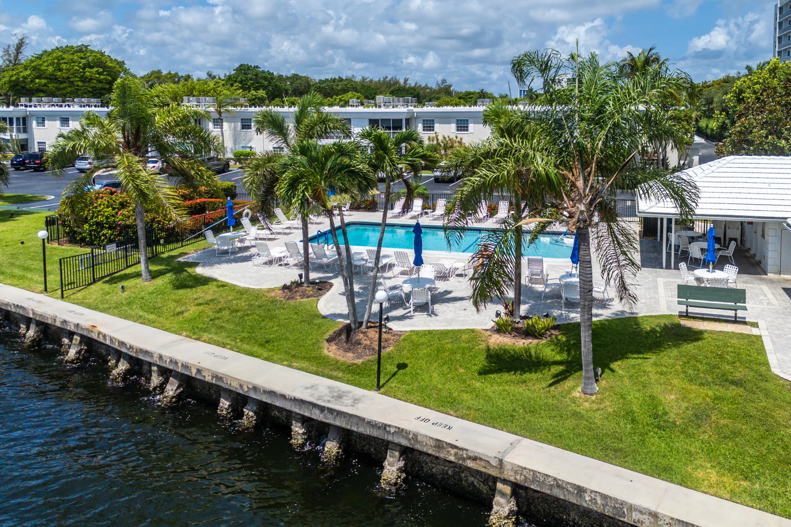 Rec 4 pool and bar with grills at intracoastal waterways.