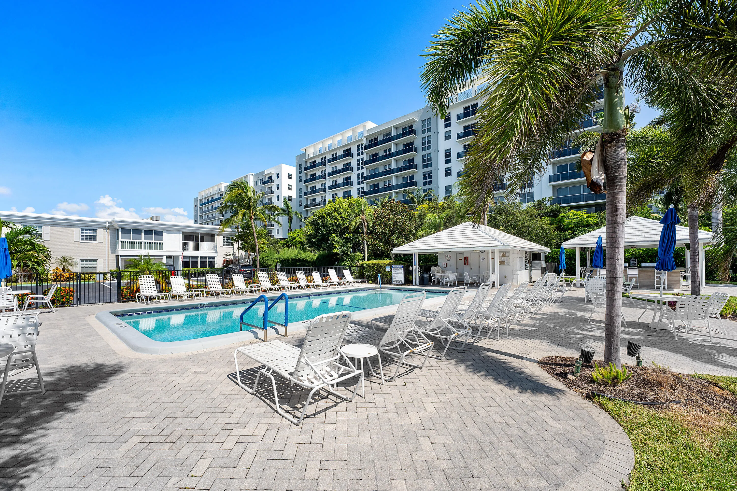 Rec 4 pool and bar with grills at intracoastal waterways.