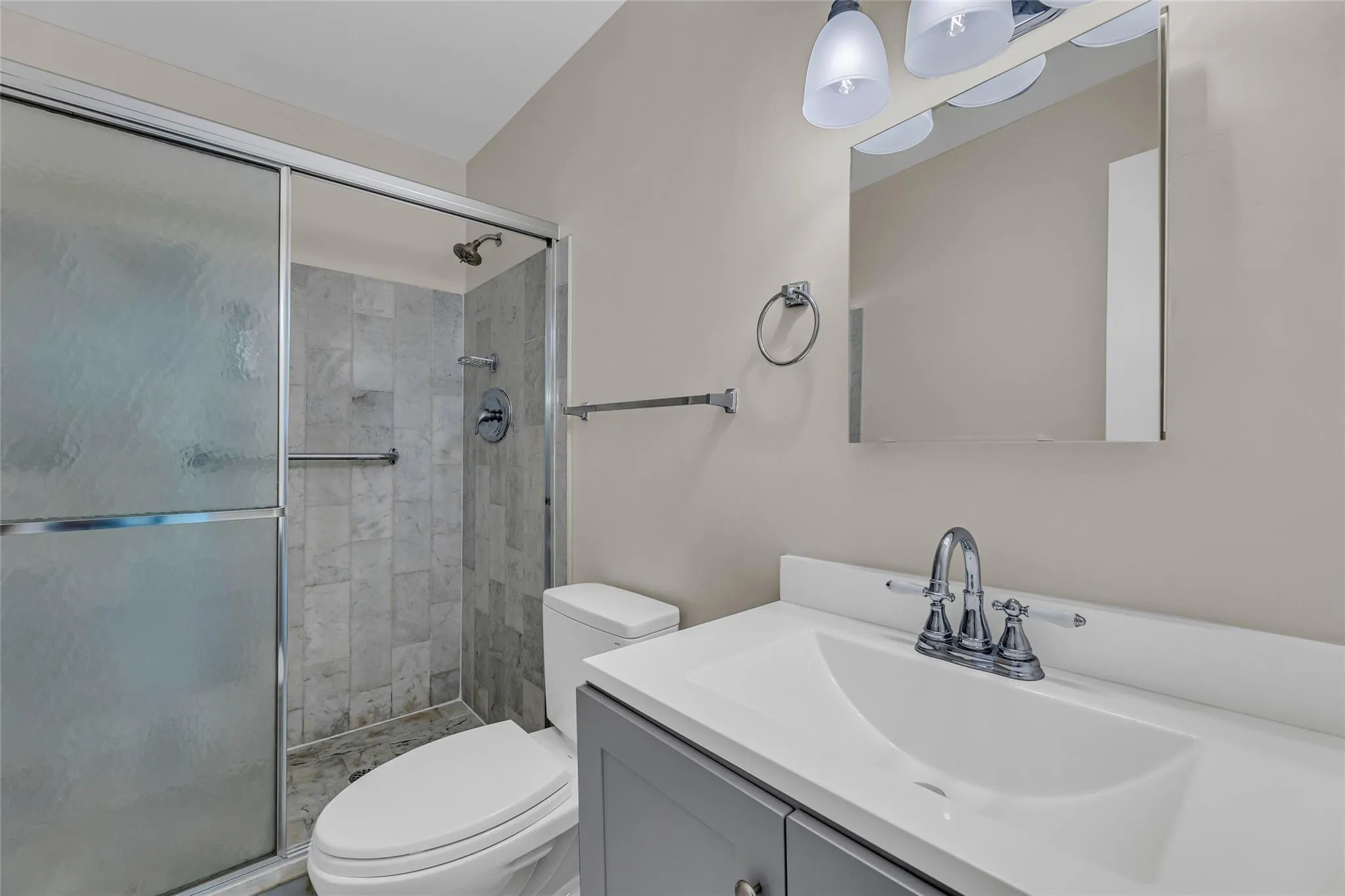 Secondary Bathroom with shower