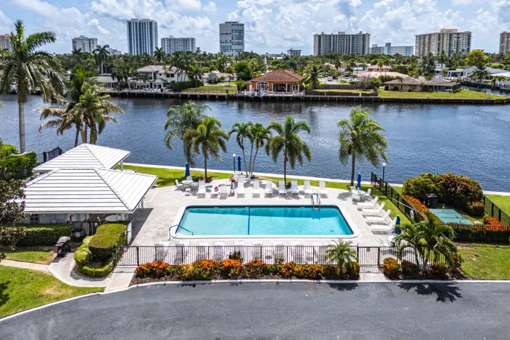 Rec 4 pool and bar with grills at intracoastal waterways.