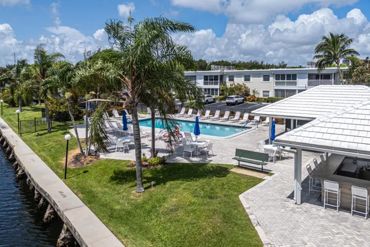 Rec 4 pool and bar with grills at intracoastal waterways.
