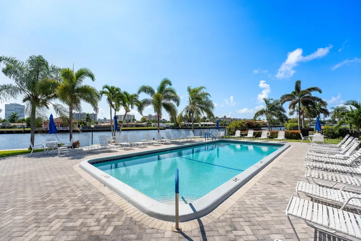 Rec 4 pool and bar with grills at intracoastal waterways.
