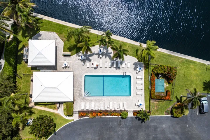 Rec 4 pool and bar with grills at intracoastal waterways.