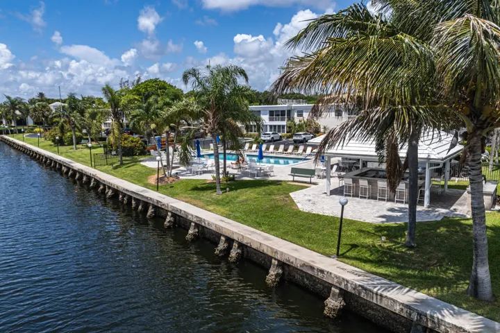 Rec 4 pool and bar with grills at intracoastal waterways.