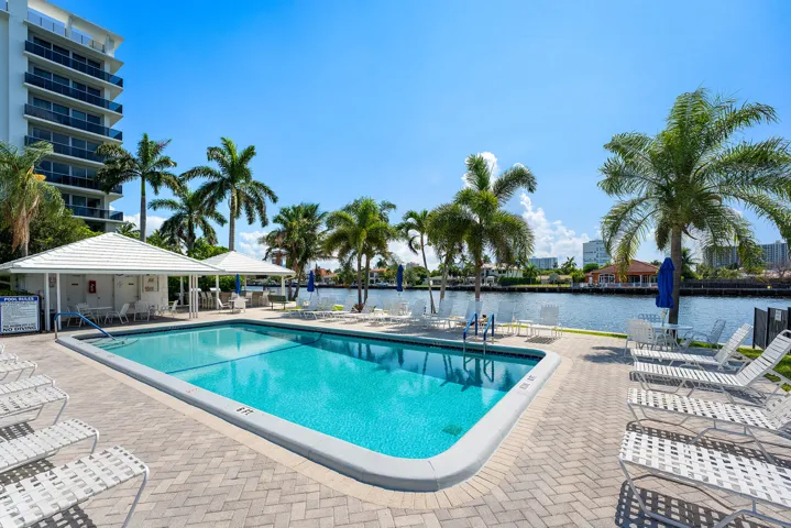 Rec 4 pool and bar with grills at intracoastal waterways.