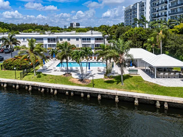 Rec 4 pool and bar with grills at intracoastal waterways.
