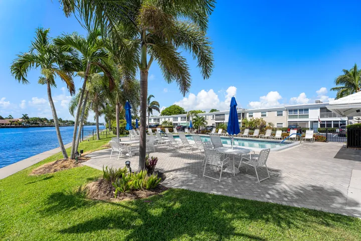 Rec 4 pool and bar with grills at intracoastal waterways.