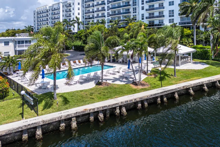 Rec 4 pool and bar with grills at intracoastal waterways.