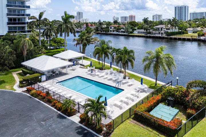 Rec 4 pool and bar with grills at intracoastal waterways.