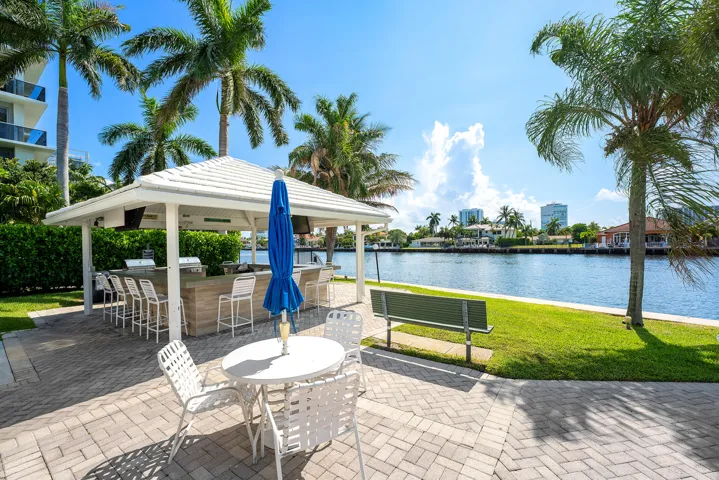 Rec 4 pool and bar with grills at intracoastal waterways.