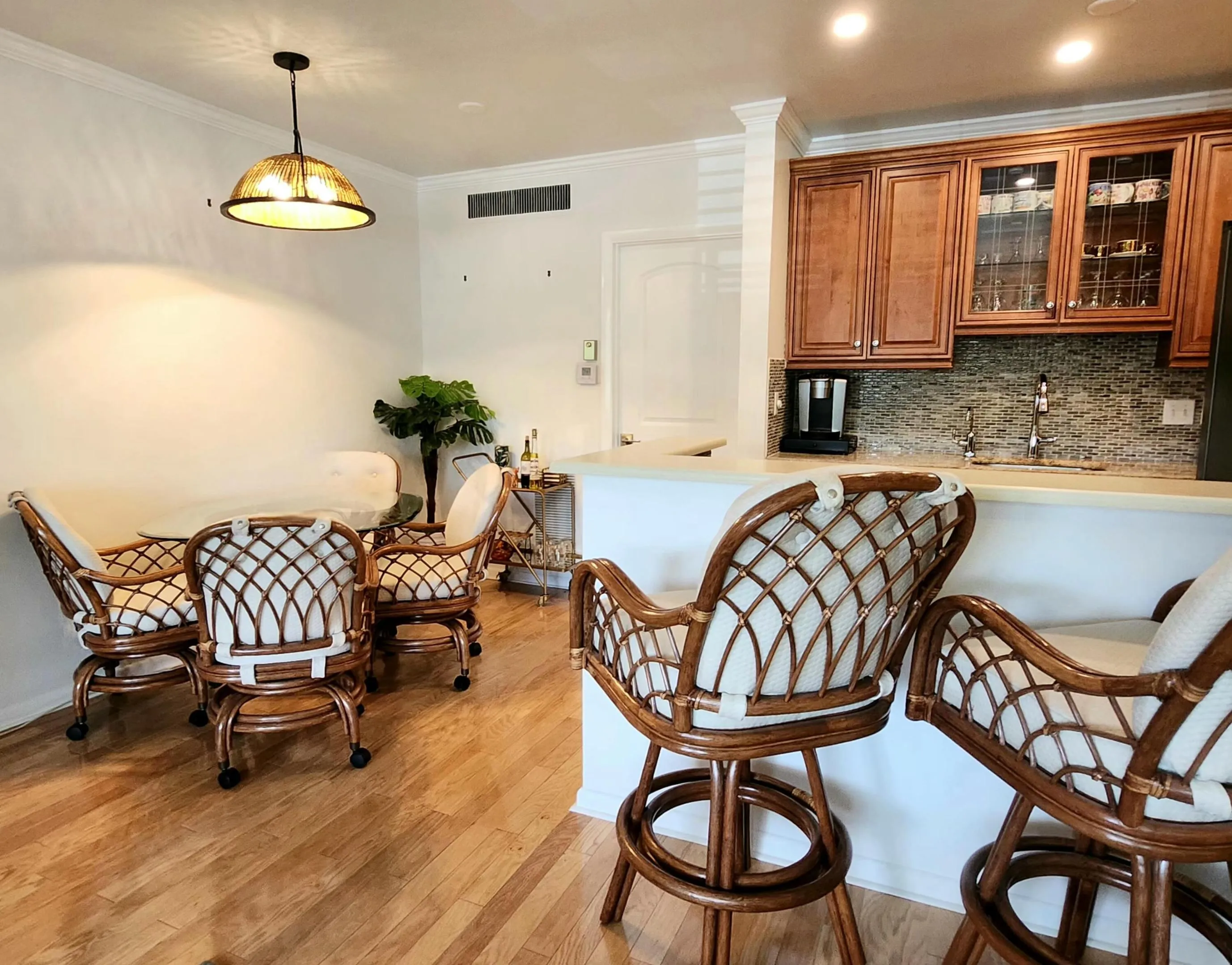BAR & DINING AREA