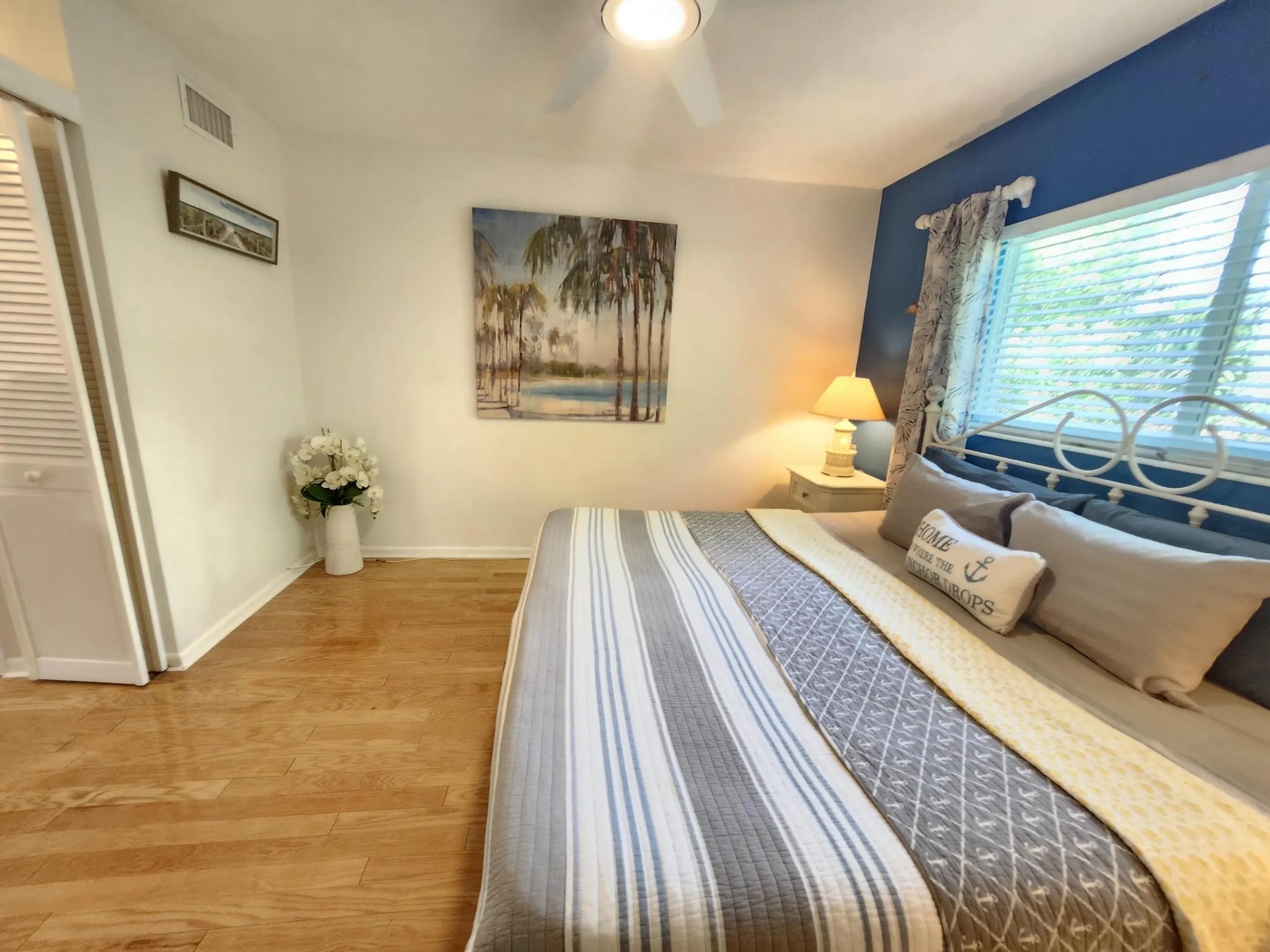 bedroom sitting area